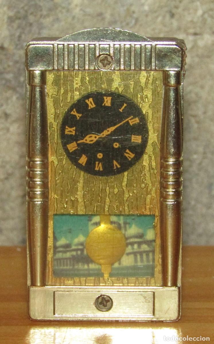 Mecheros: ANTIGUO MECHERO ELECTRONICO DECORADO CON RELOJ DE PARED - EL PENDULO SE MUEVE - GOLD SHEEP