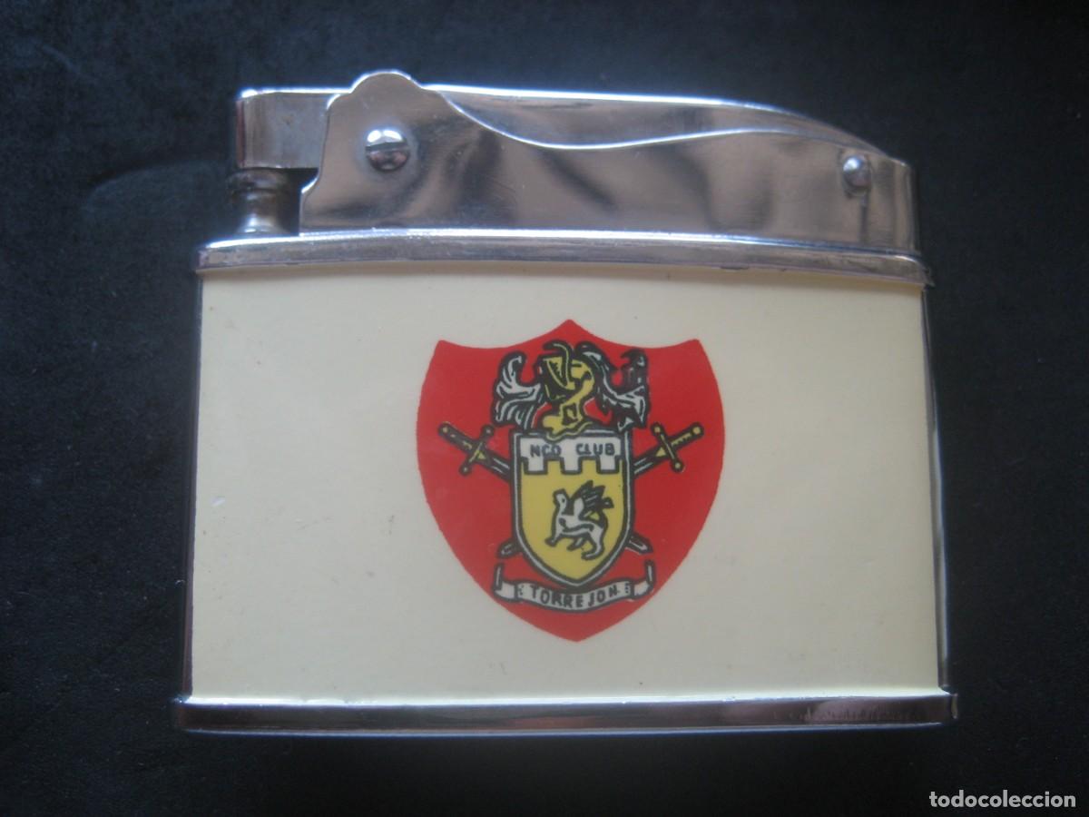 Mecheros: MECHERO ENCENDEDOR A GASOLINA. NCO CLUB BASE TORREJON ARDOZ. MERRY CHRISTMAS 1969