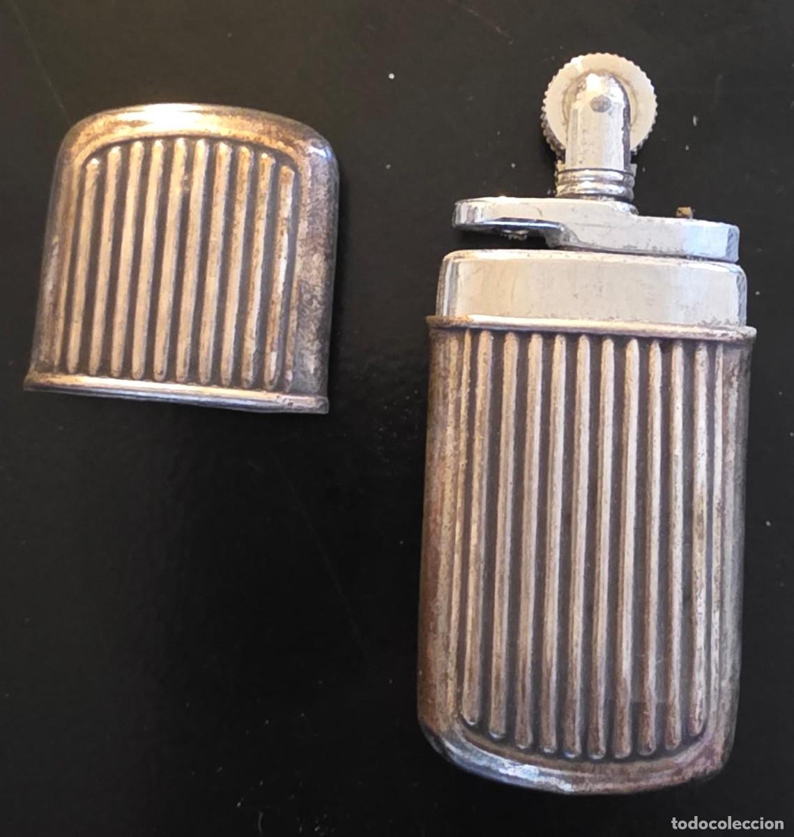 Mecheros: Mechero Antiguo de Gasolina con Dise&ntilde;o Estriado Met&aacute;lico &ndash; Estilo Art D&eacute;co Vintage