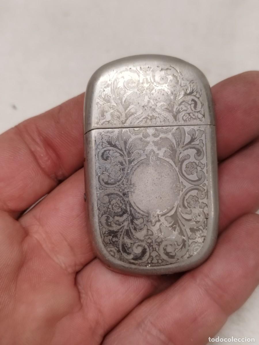 Lighters: Antiguo mechero Charmont de metal trabajado. Sin probar.