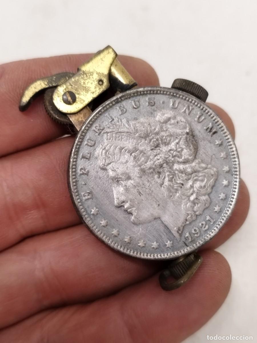 Mecheros: Antiguo mechero en forma de moneda de d&oacute;lar. A identificar. - Foto 4