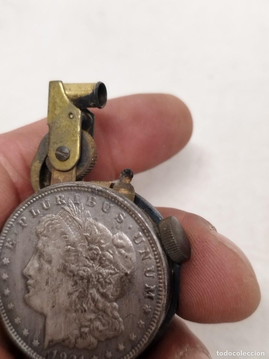 Mecheros: Antiguo mechero en forma de moneda de d&oacute;lar. A identificar. - Foto 6