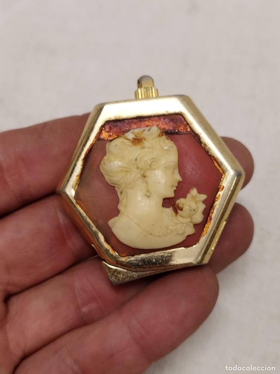 Mecheros: Antiguo mechero con camafeo, Royal Elsa. Sin probar.