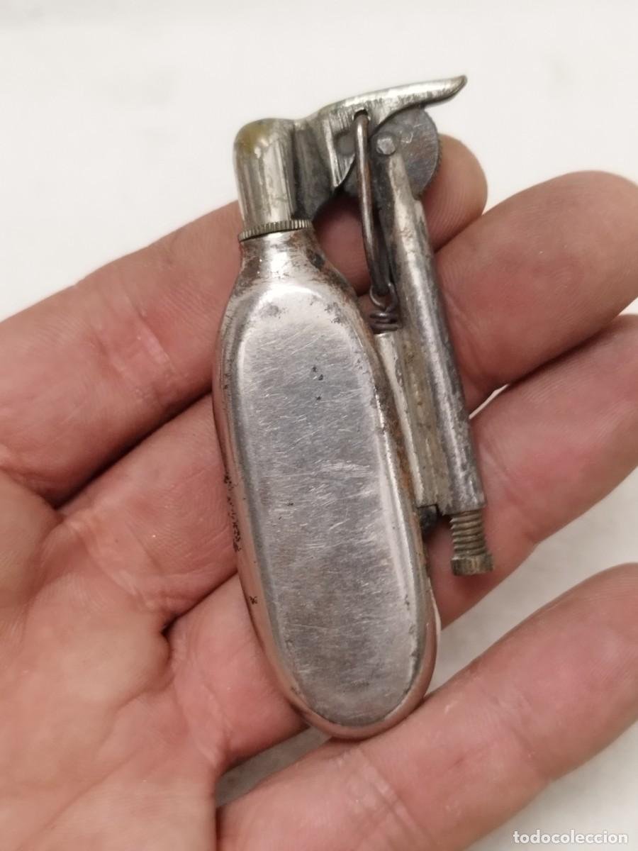 Mecheros: Antiguo mechero, encendedor en forma de botella. Sin probar. A&ntilde;os 20-30.