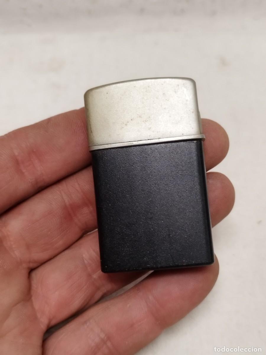 Mecheros: Antiguo mechero, encendedor tipo Zippo a gas. Sin probar.
