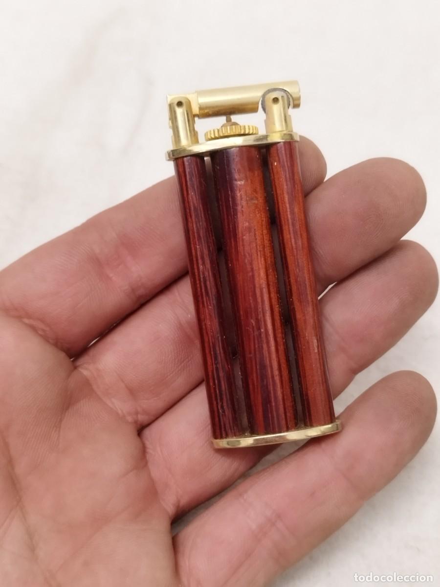 Mecheros: Mechero, encendedor color madera. Sin probar.
