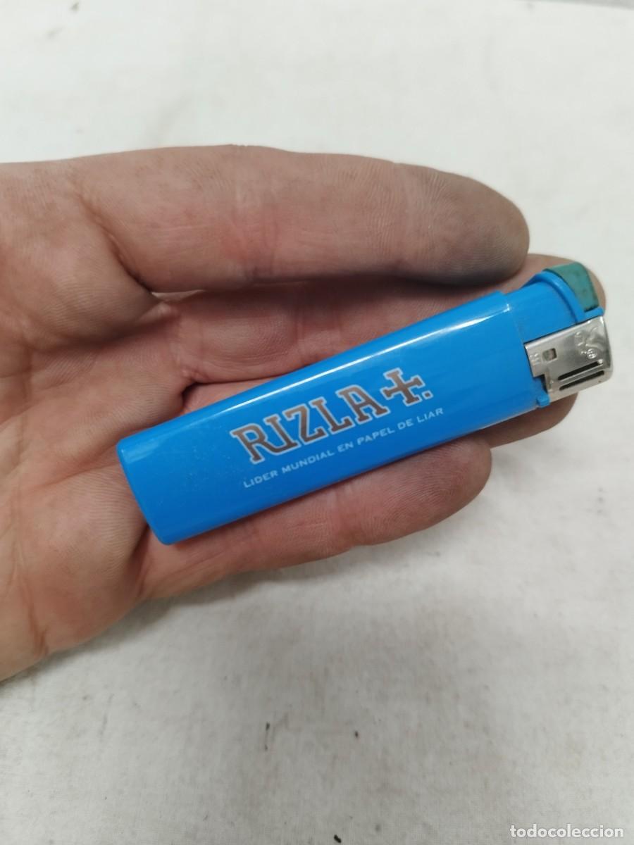 Mecheros: Mechero, encendedor publicidad RIZLA +. Papel de fumar.