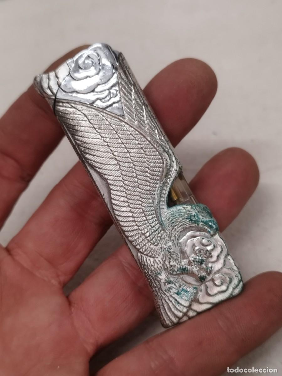 Mecheros: Mechero en forma de &aacute;guila. Funcionando.