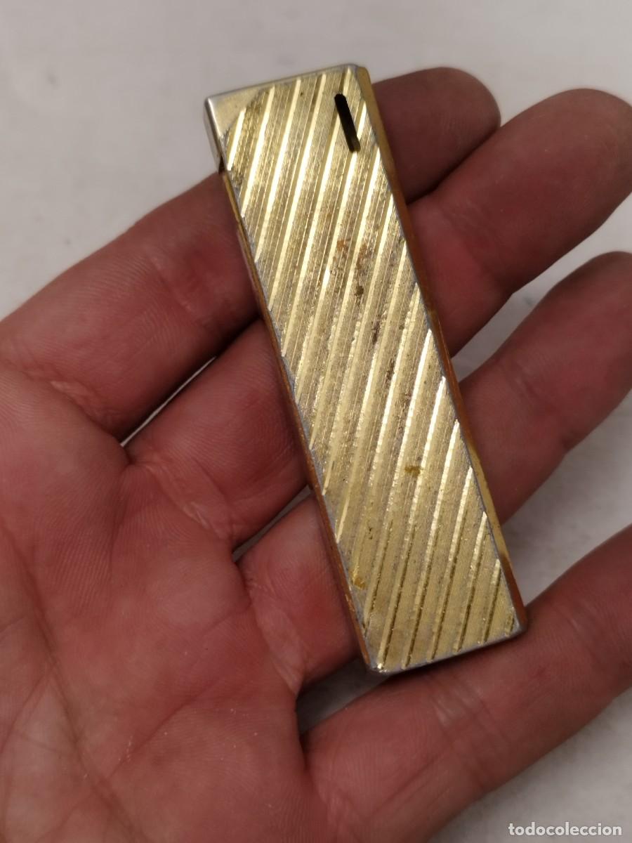 Mecheros: Antiguo mechero, encendedor pinguin. Dorado sin probar.