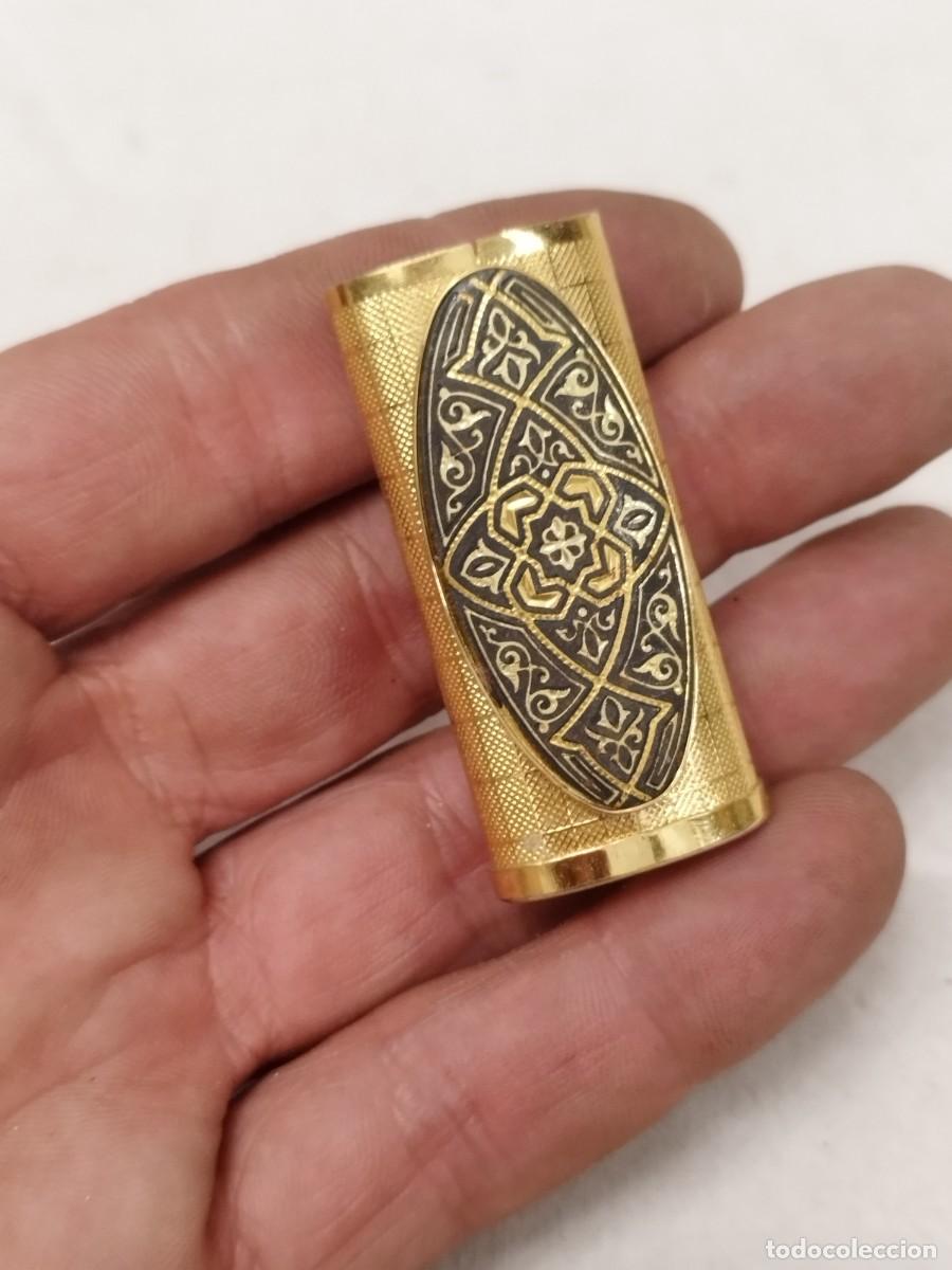 Mecheros: Antigua funda para mechero de metal dorado damasquinado.