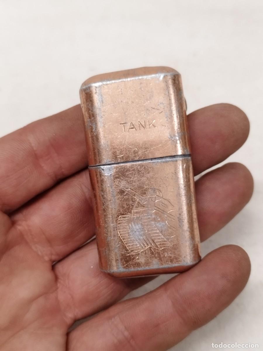 Mecheros: Antiguo mechero, encendedor con motivos de tanque de guerra. Con golpe, ver fotos.