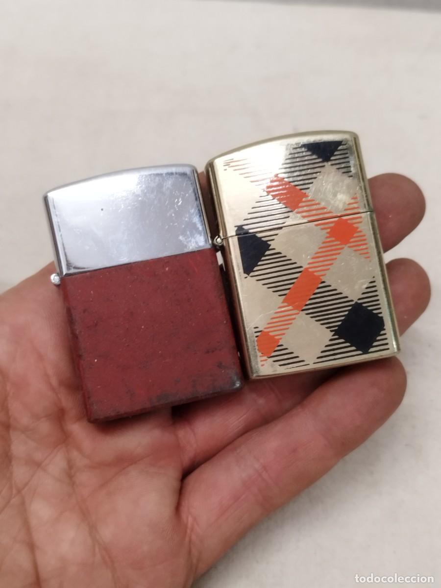 Mecheros: 2 mecheros, encendedores tipo Zippo, uno dorado y cenefa y otro plata y rojo. Sin probar.