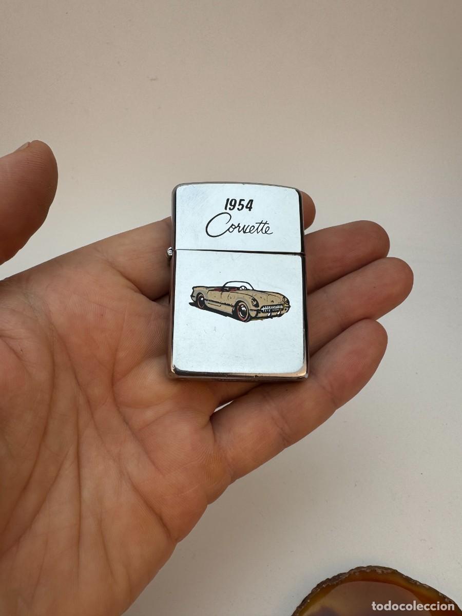 Mecheros: Encendedor Zippo &laquo;Corvette 1954&raquo;: Zippo cromado de colecci&oacute;n con dise&ntilde;o de coche cl&aacute;sico, fabricado