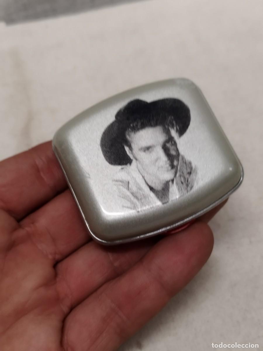 Mecheros: Cajita mechero con imagen de Elvis Presley en la tapa.