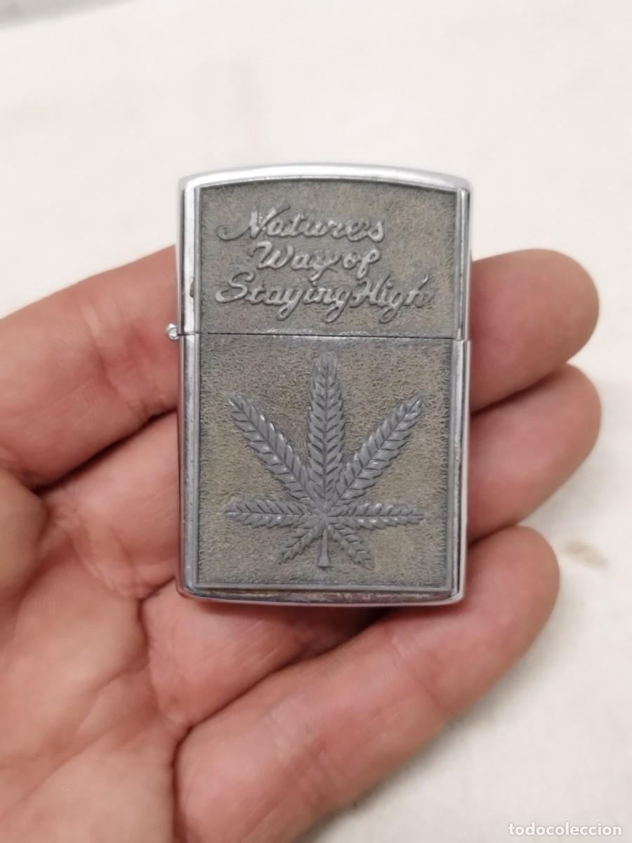 Mecheros: Mechero tipo Zippo de gas, sin probar. Con hoja de Marihuana.