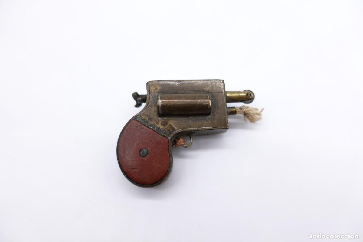 Briquets: MECHERO DE MECHA ANTIGUO EN FORMA DE PISTOLA MINIATURA METAL Y CACHAS ROJAS VINTAGE