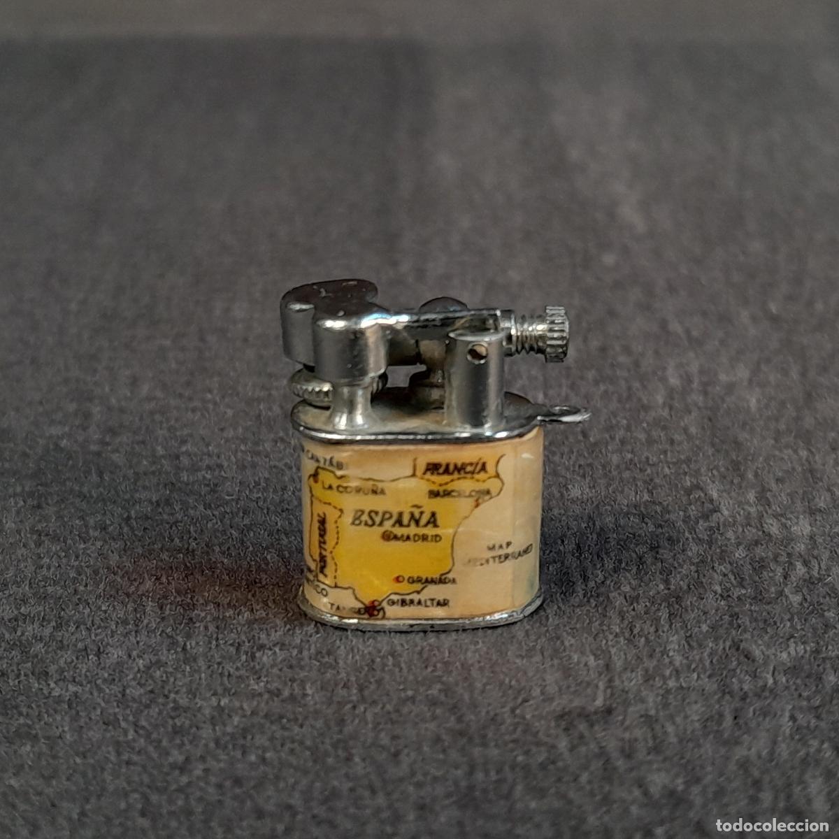 Isqueiros: ENCENDEDOR MINIATURA TIPO LIFT-ARM CON MAPA DE ESPA&Ntilde;A Y MARCA FRIGO. S. XX.
