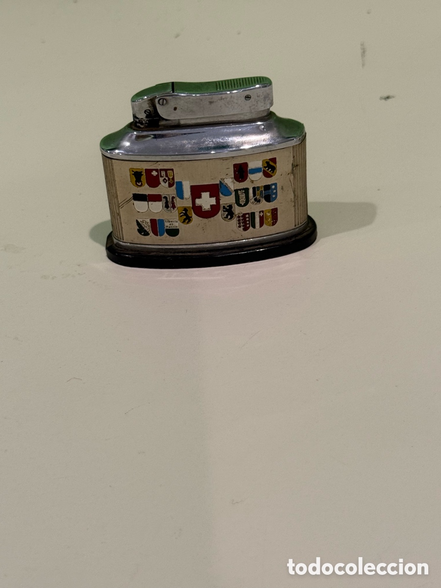 Mecheros: Mechero antiguo Zenith Knight de mesa &ndash; Suiza &ndash; Decorado con escudos y mapa de Suiza