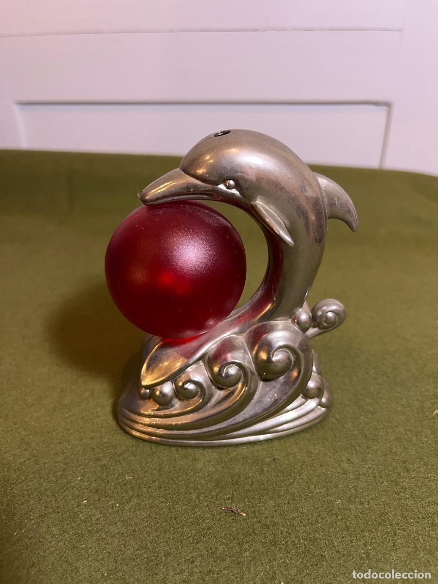 Isqueiros: Mechero de mesa vintage con forma de delf&iacute;n plateado y esfera roja encendedor decorativo a&ntilde;os 80-90