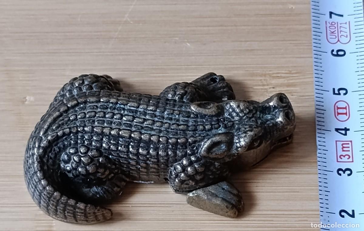 Mecheros: Mechero con forma de cocodrilo en metal - Mecanismo en pata - Para revisar