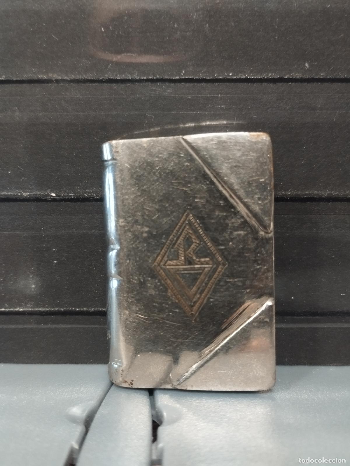 Isqueiros: SEV M 10. MECHERO. SIN MARCA. REPRESENTA UN LIBRO CERRADO. BUENA CALIDAD.
