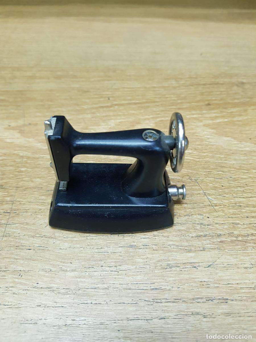 Mecheros: MECHERO DE GAS EN FORMA DE MAQUINA DE COSER