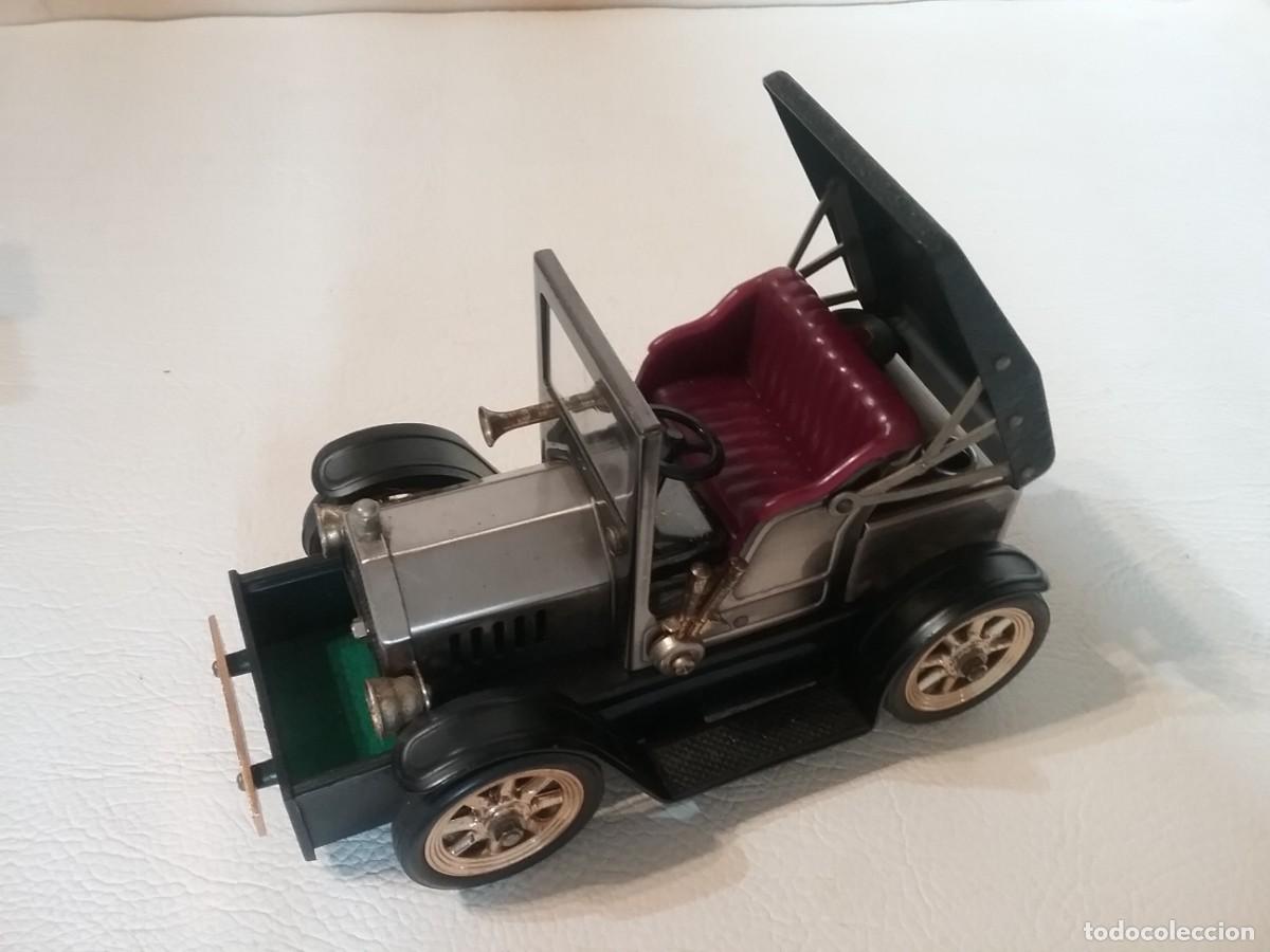 Briquets: MECHERO Y PITILLERA CON FORMA DE COCHE ANTIGUO.