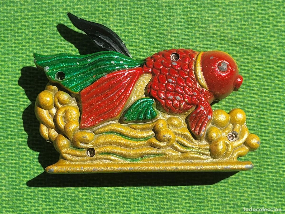 Mecheros: Encendedor de metal antiguo con forma de pez