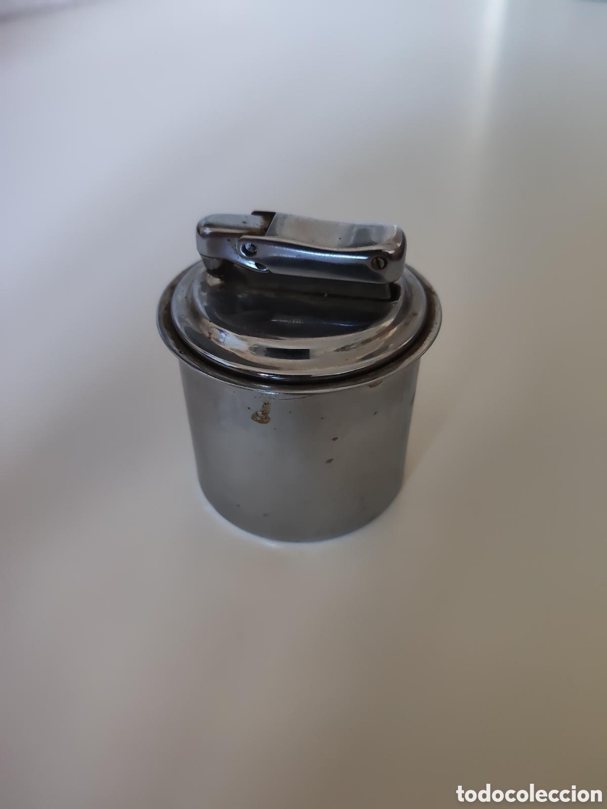 Mecheros: Mechero encendedor redondo met&aacute;lico lat&oacute;n antiguo