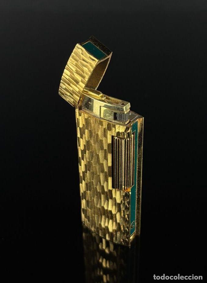 Mecheros: Encendedor de metal dorado parcialmente martillado con esmalte verd