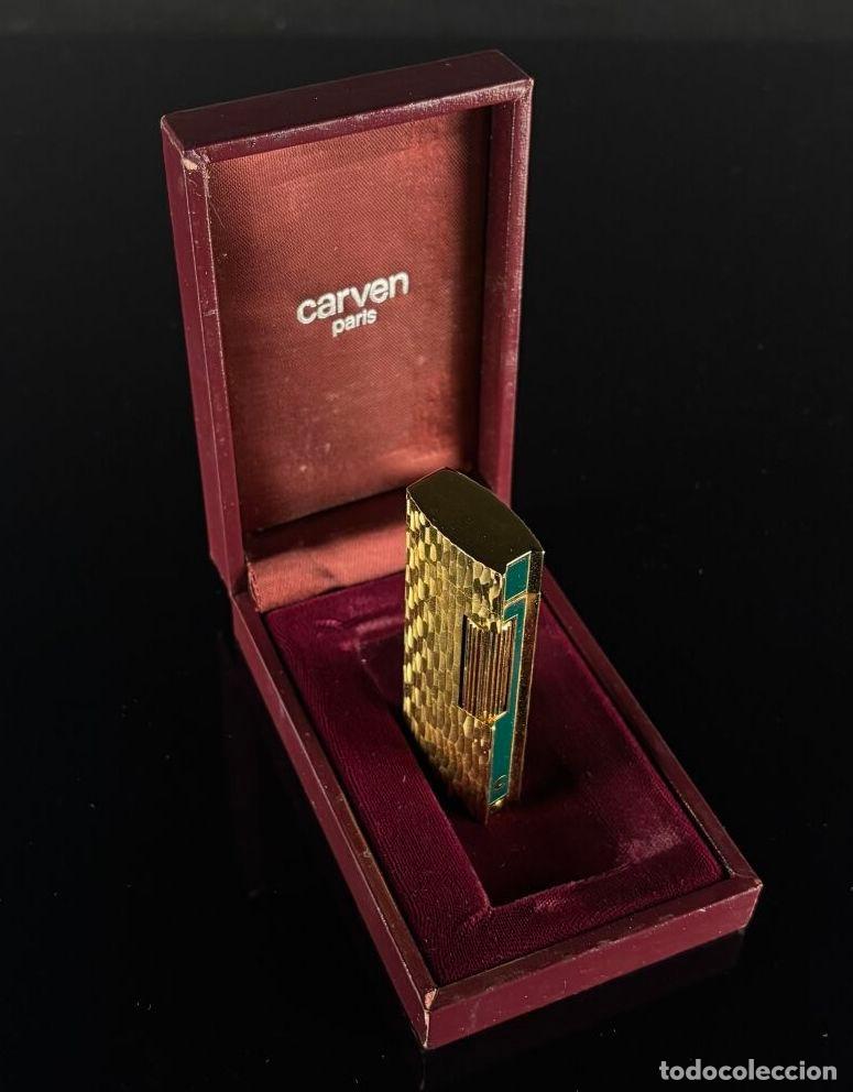 Mecheros: Encendedor de metal dorado parcialmente martillado con esmalte verd