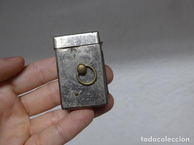 Mecheros: Antiguo mechero a identificar, se abre muy raro.