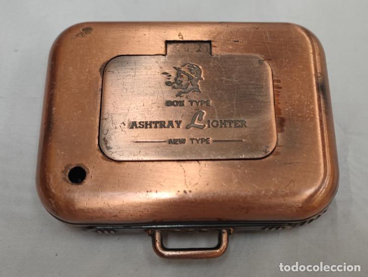 Mecheros: ENCENDEDOR CENICERO VINTAGE BOX TYPE ASHTRAY LIGHTER CON FORMA DE MALETA, MECHERO