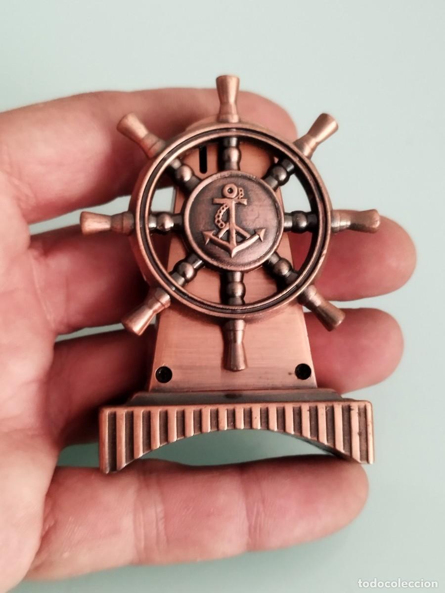 Mecheros: Mechero, encendedor en forma de tim&oacute;n de barco.
