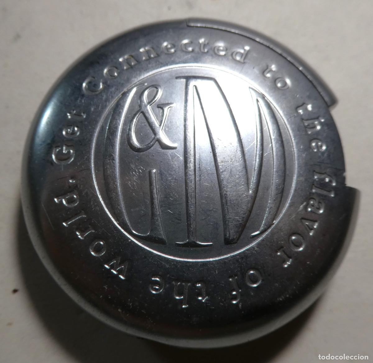 Mecheros: Encendedor de gas met&aacute;lico y circular de la marca de cigarrillos L&M. mide 5X5 cm es nuevo