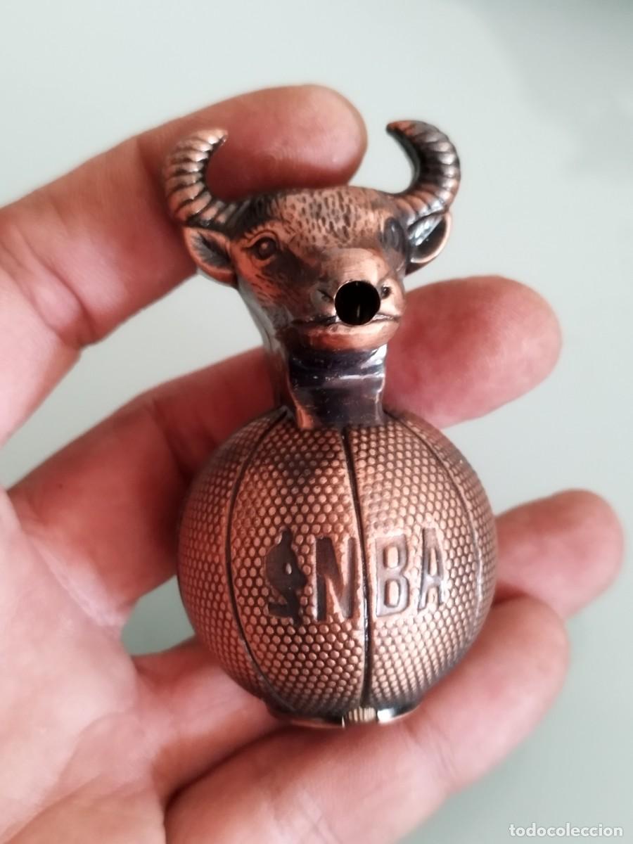Mecheros: Mechero, encendedor tem&aacute;tica de la NBA y los Chicago Bulls. Le falta la palanca de encender.