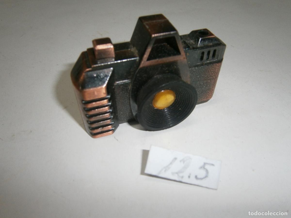 Briquets: ENCENDEDOR O MECHERO ANTIGUO CON FORMA DE CAMARA DE FOTOS VINTAGE DE METAL