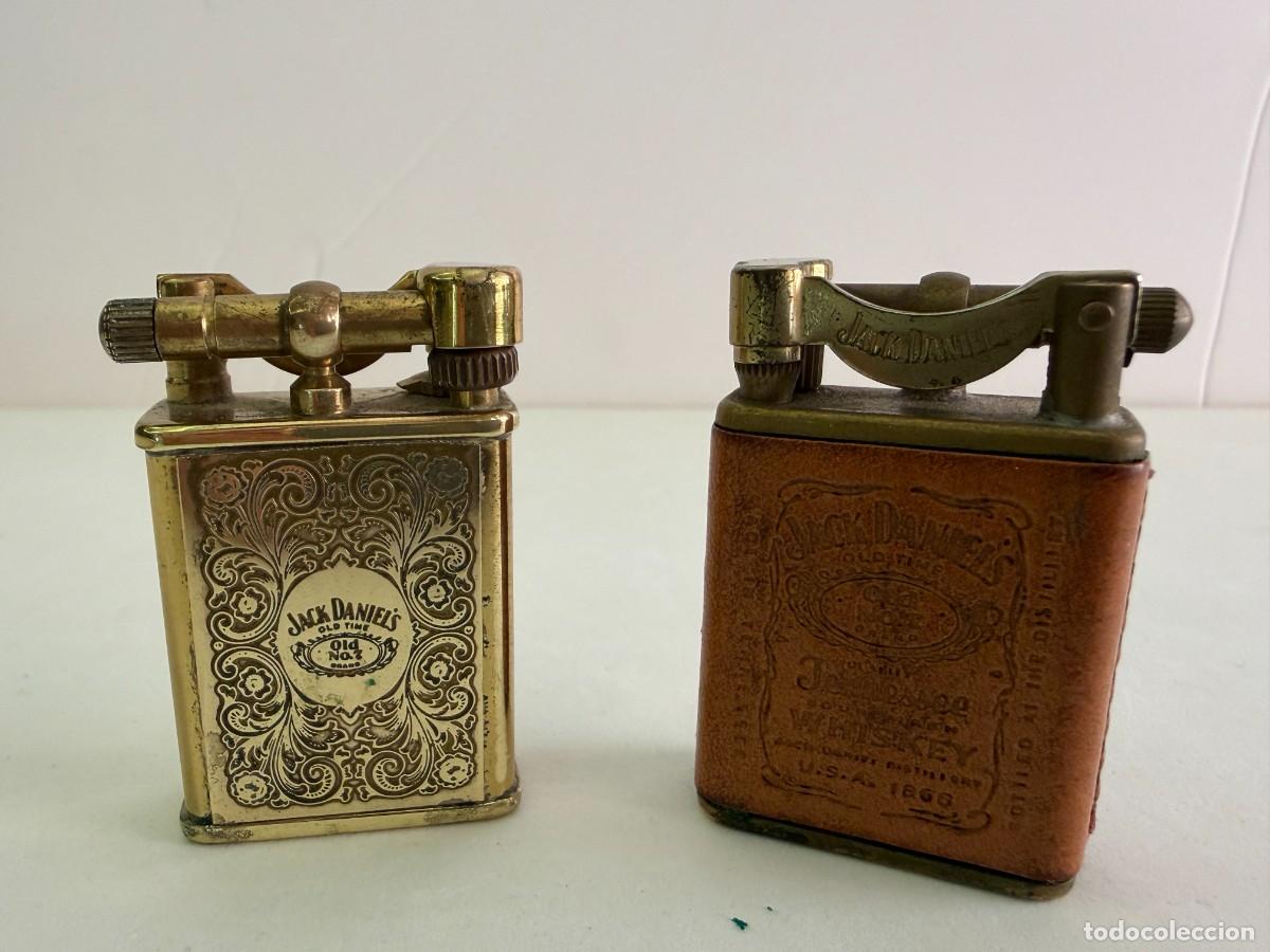 Mecheros: Lote 2 Encendedores Vintage Jack Daniel&rsquo;s Brazo Basculante Lift Arm + Funda Cuero Four Roses