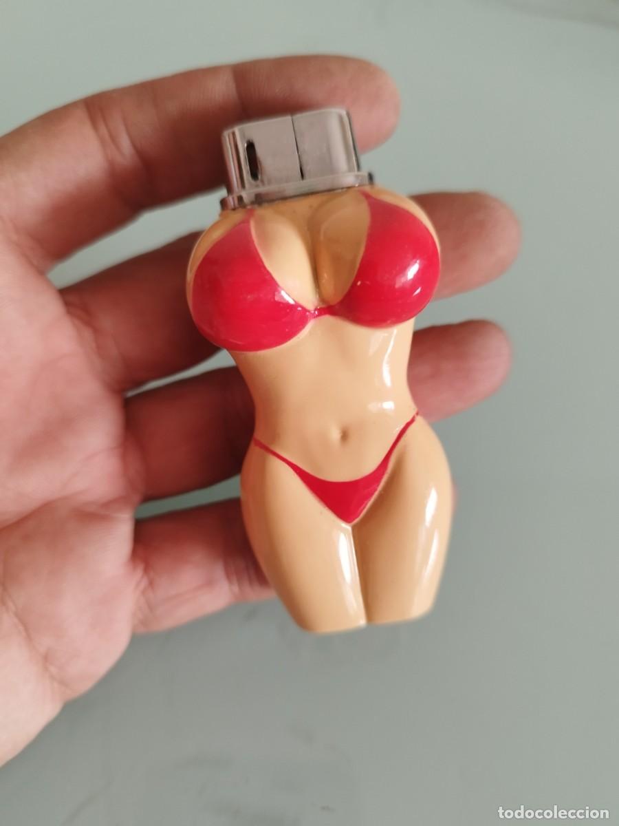 Mecheros: Mechero,encendedor novelty con forma de torso de mujer en bikini rojo.