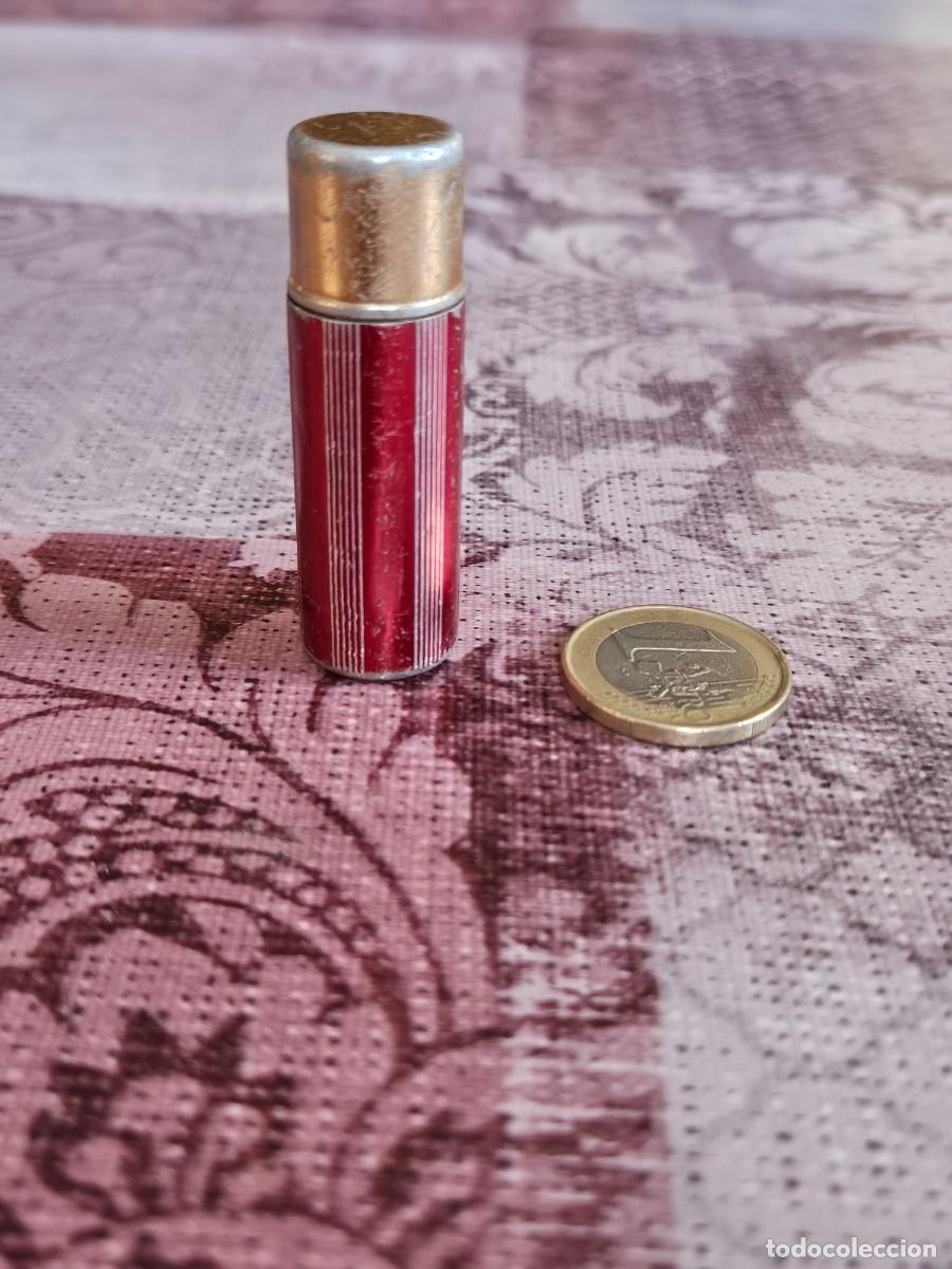 Mecheros: Antiguo Mechero/ Encendedor De Gasolina Aluminio Lacado En Color Rojo Con Patr&oacute;n Acanalado.