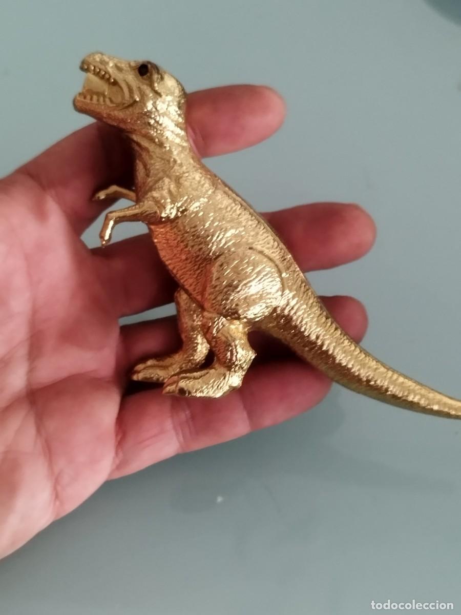 Mecheros: Mechero en forma de Tiranosaurio Rex de color dorado. Sin probar.