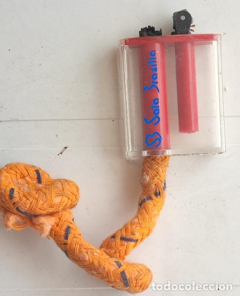 Mecheros: CURIOSO MECHERO VINTAGE DE YESCA CON MECHA, CHISQUERO, BINGO SALA BRASILIA