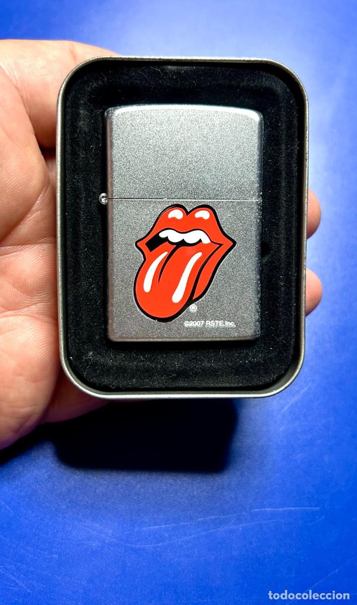 Mecheros: 4115.Encendedor Zippo original con el logotipo oficial de The Rolling Stones (con su caja metalica)