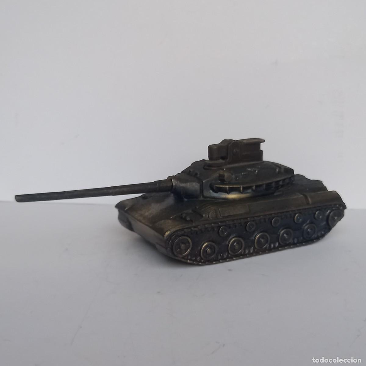 Mecheros: ANTIGUO MECHERO SOBREMESA TANQUE MILITAR.