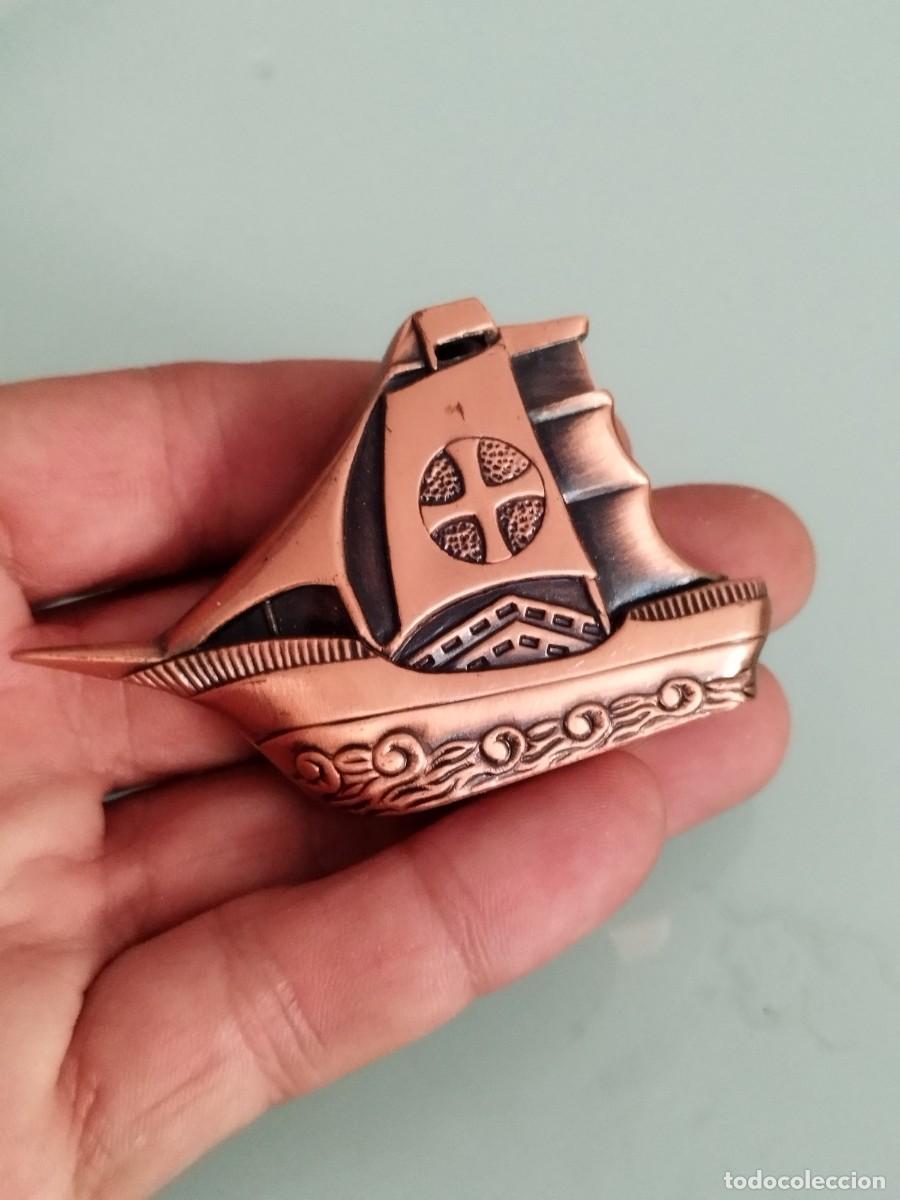 Mecheros: Mechero en forma de barco velero, calavera. Funciona.