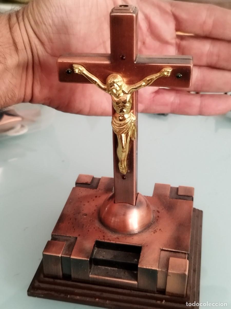 Mecheros: Mechero de sobremesa en forma de cruz, crucifijo con cristo. Sin probar.