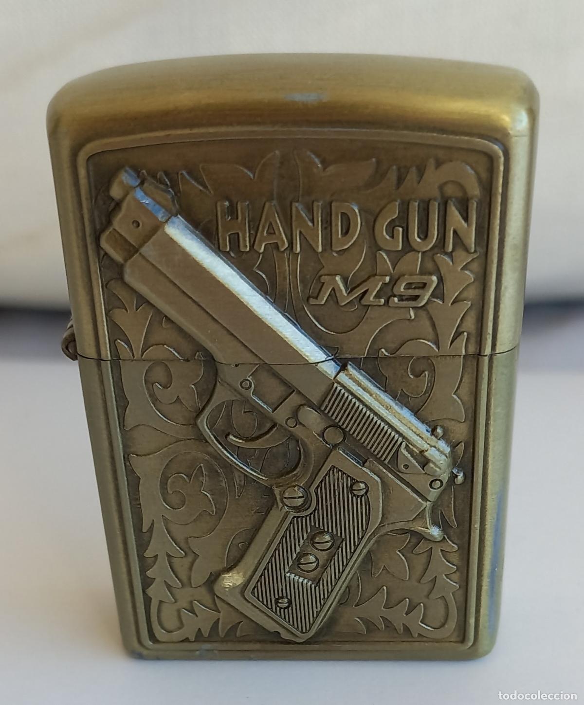 Mecheros: Encendedor o mechero de gasolina, Hand Gun M9. Pistola en relieve. Funda compatible con zippo.