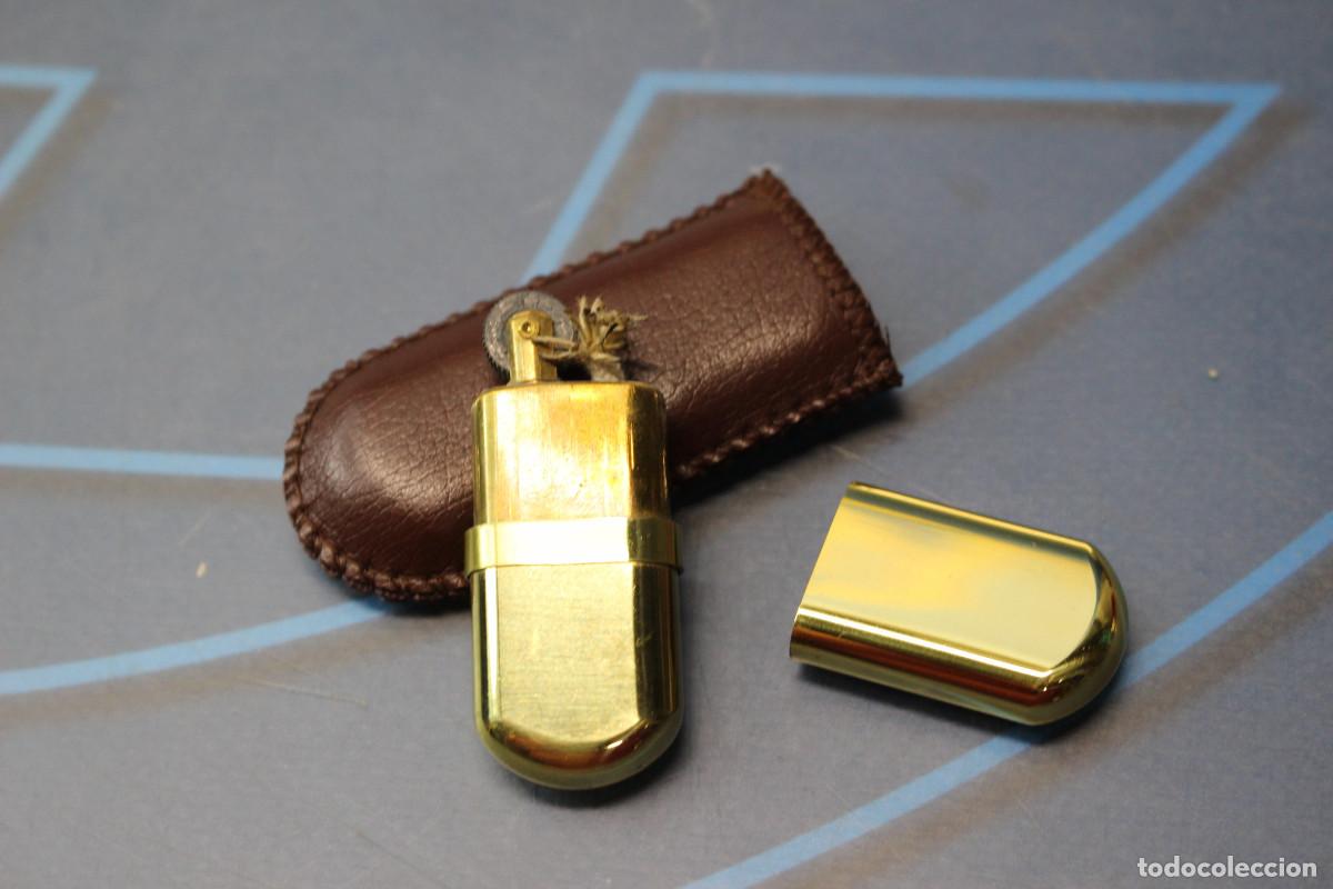Mecheros: Peque&ntilde;o mechero gasolina de lat&oacute;n con funda de cuero. Brass n&ordm; 3.