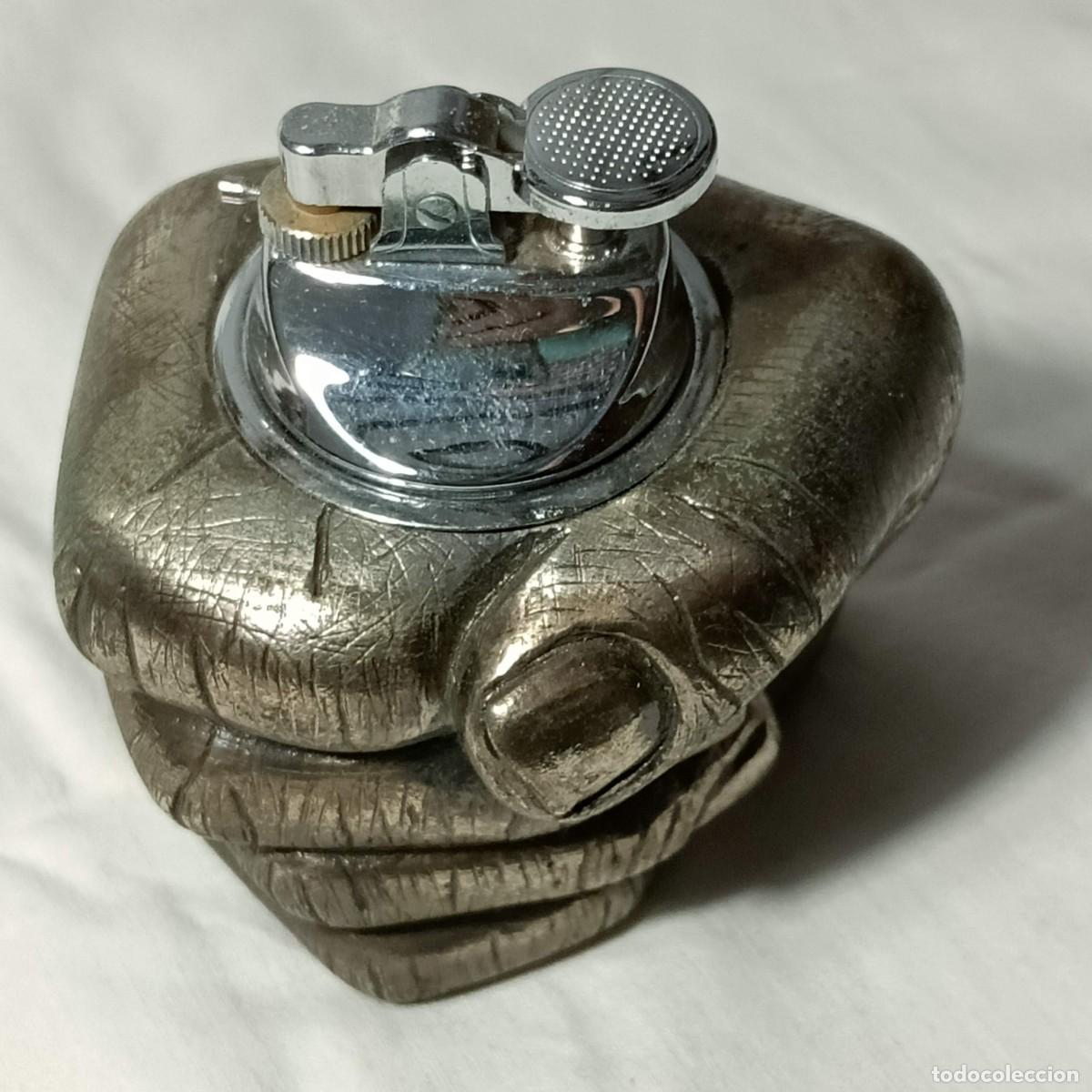 Isqueiros: Mechero de mesa, muy pesado, en forma de mano, plateado (ba&ntilde;o de plata fina).