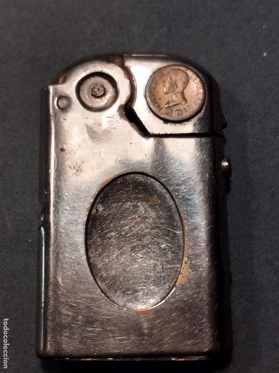 Mecheros: FAC 89 MECHERO MOD. REVOLT. MADE IN AUSTRIA. CON MEDALLITA MONOPOLIO ALFONSO XIII. ALGUNA OXIDACION.